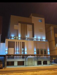 للبيع في ابوفطيرة قسيمة مبنية سرداب و 3 ادوار