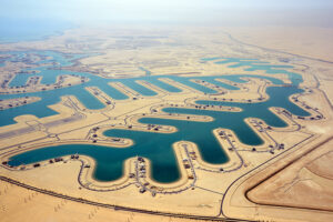 للبيع شالية في #صباح_الاحمد_البحرية المرحله الرابعه صف الاول دورين وربع مساحة 515 واجهه شرقية 10 غرف 10 حمامات صاله مطابخ 2 حمام سباحه 8 في 6 غرف حارس 2 ماستر