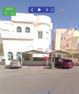 للبيع بيت في حطين ق١ شارع واحد و سكة قريب من الخدمات مساحة: ٣٧٠م دورين و ربع و سرداب الارضي: صالة استقبال و طاولة طعام و مطبخ و غرفة ماستر الاول: ٣ غرف ماستر + جناح غرفة ماستر مع بلكونه كبيره الربع : غرفة خادمة كبيره مع مخزن السرداب: صالتين كبار مع مطبخ السعر : ٤٧٠ مراجعة